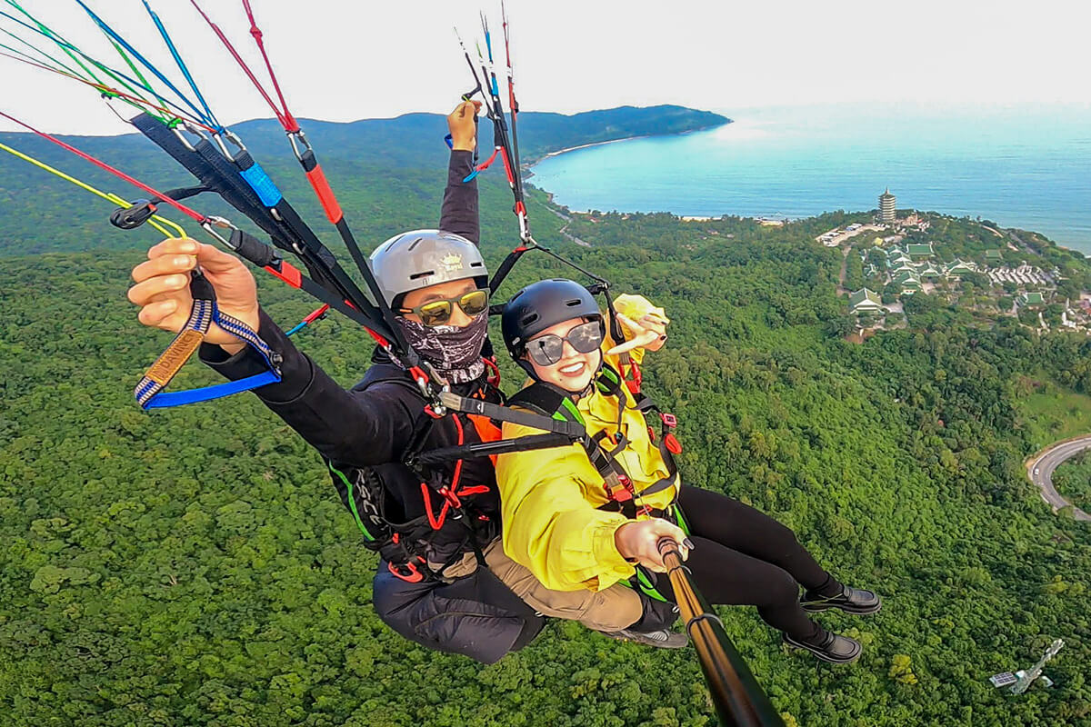 Bay đôi dù lượn không động cơ tại Đỉnh Bàn Cờ Sơn Trà, Đà Nẵng Bay đôi dù lượn không động cơ tại Đỉnh Bàn Cờ Sơn Trà, Đà Nẵng
