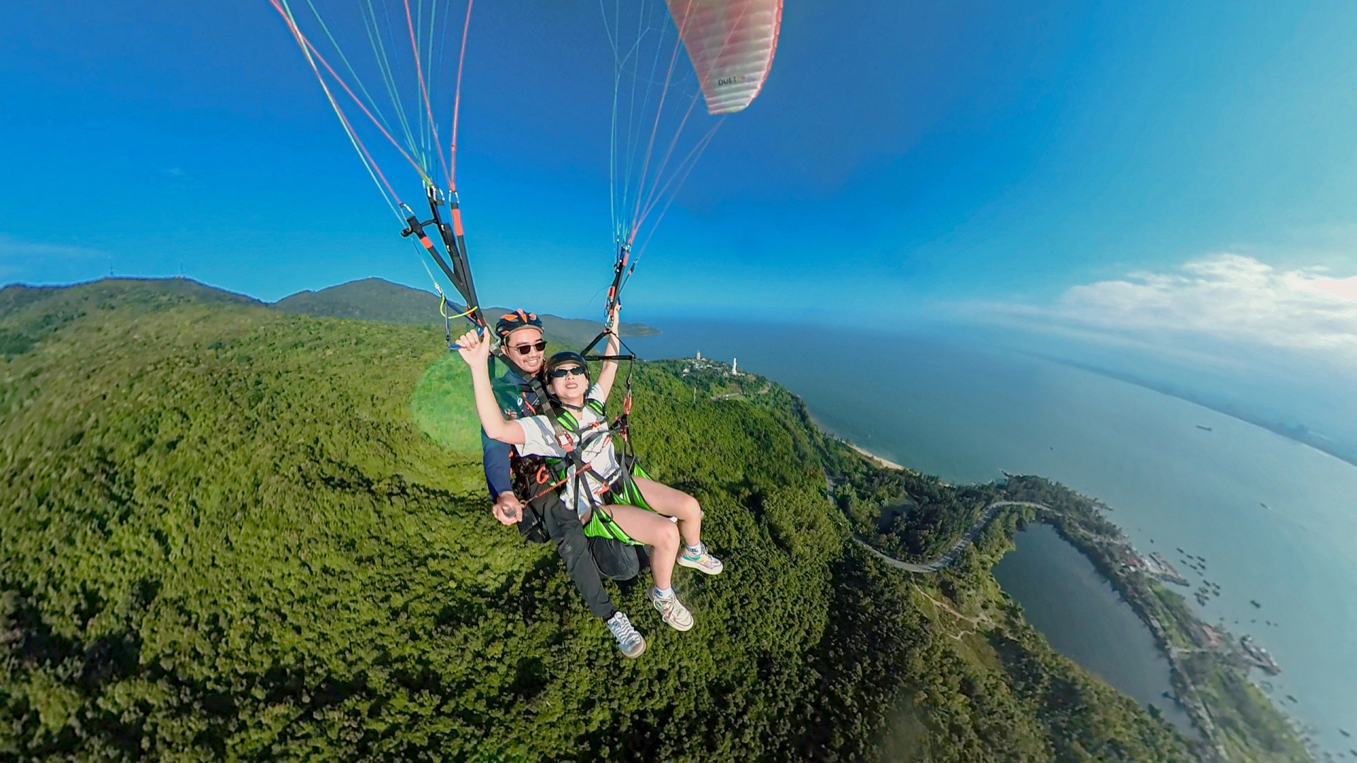 Bay đôi dù lượn không động cơ tại Đỉnh Bàn Cờ Sơn Trà, Đà Nẵng Bay đôi dù lượn không động cơ tại Đỉnh Bàn Cờ Sơn Trà, Đà Nẵng