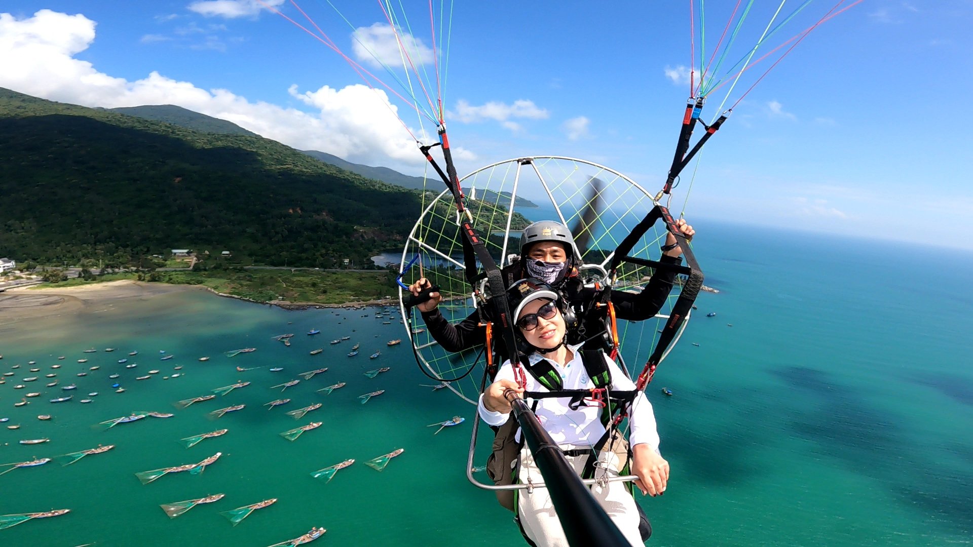 Bay đôi dù lượn không động cơ tại Đỉnh Bàn Cờ Sơn Trà, Đà Nẵng Bay đôi dù lượn không động cơ tại Đỉnh Bàn Cờ Sơn Trà, Đà Nẵng